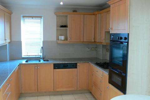 3 bedroom flat to rent, Flat , Highview House, Queens Road, London