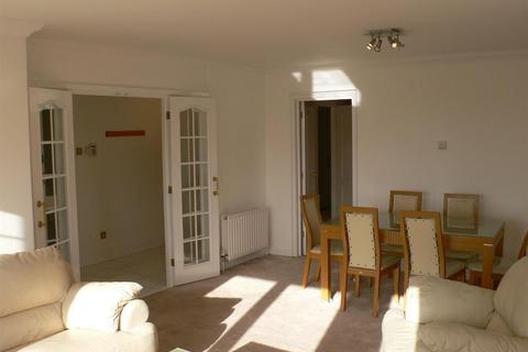 3 bedroom flat to rent, Flat , Highview House, Queens Road, London