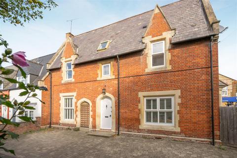 4 bedroom end of terrace house to rent, Hunters Mews, Windsor