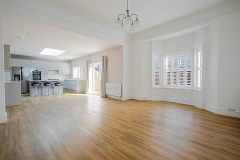 4 bedroom end of terrace house to rent, Hunters Mews, Windsor