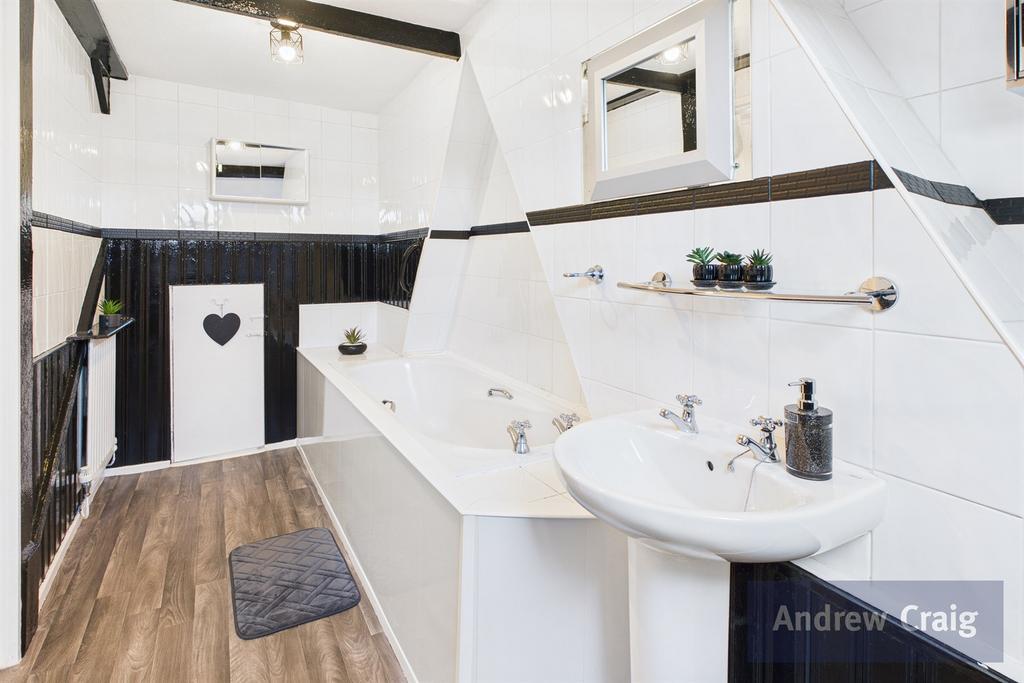 En-Suite Bathroom