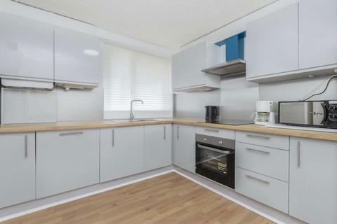 3 bedroom flat to rent, Cable Street, London E1W