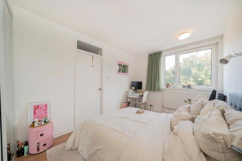 3 bedroom flat to rent, Cable Street, London E1W