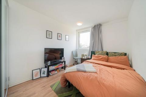 3 bedroom flat to rent, Cable Street, London E1W