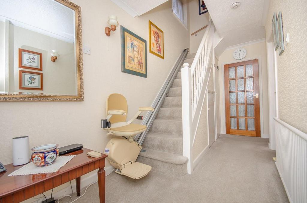 Entrance hall pic 2.jpg