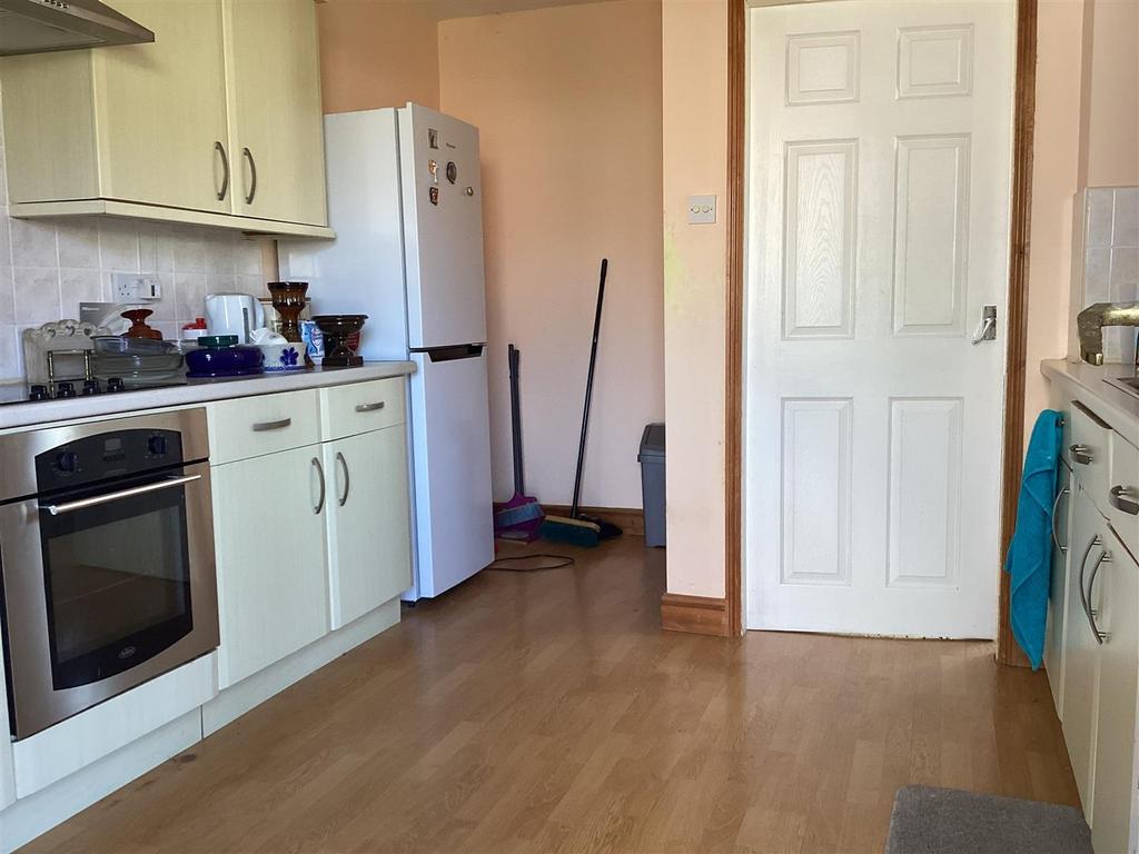 Kitchen 2.jpg