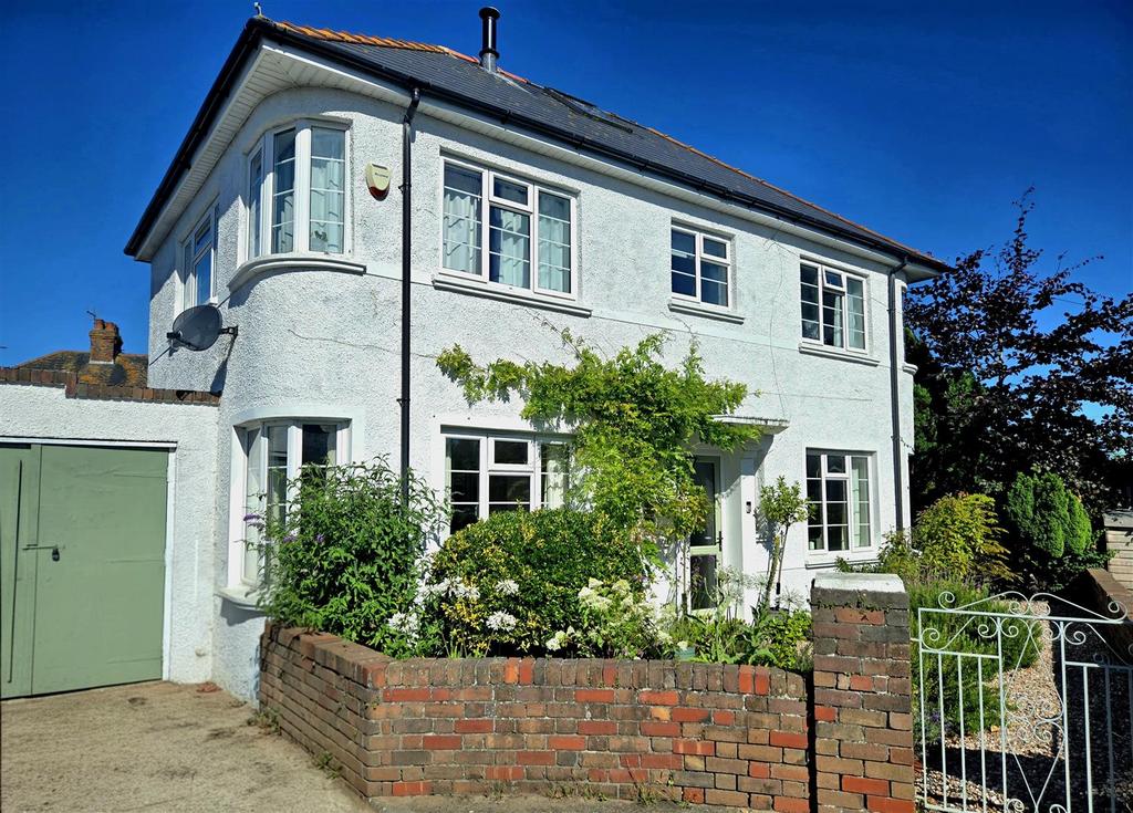 St. Annes Crescent, Porthcawl CF36 3 bed detached house - £450,000