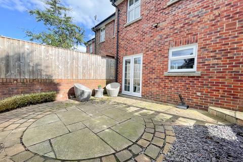 2 bedroom end of terrace house for sale, Springbank Court, Manor Road, Woodley