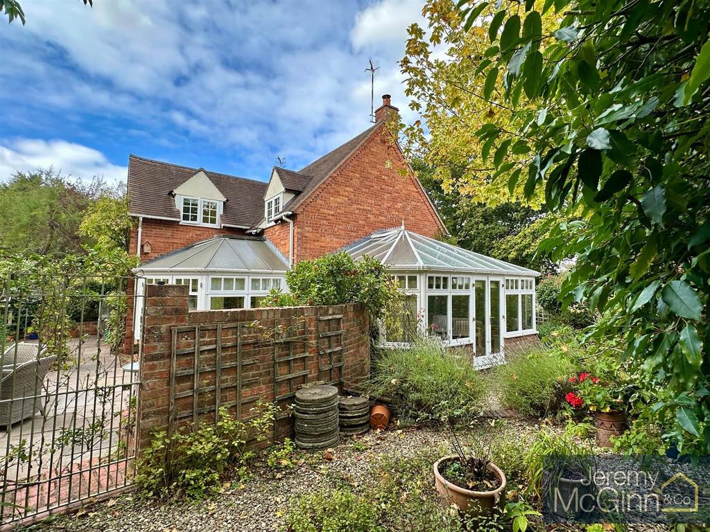 Side garden to rear
