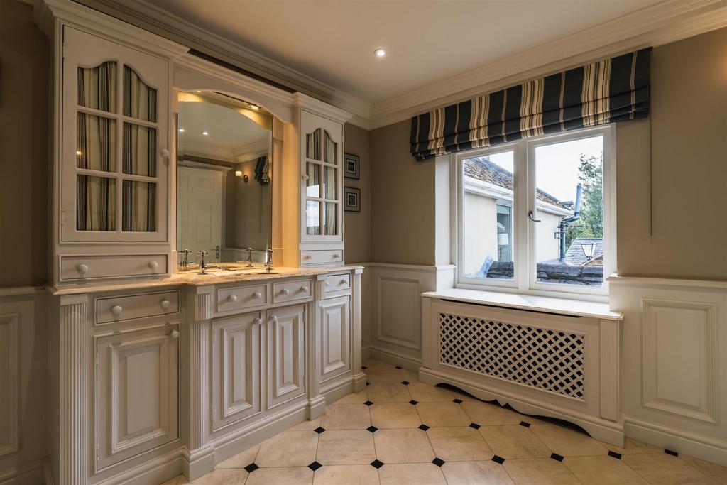 Master En-Suite Bathroom