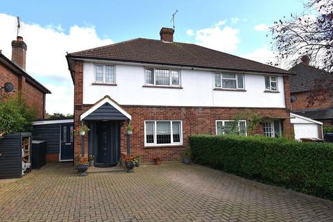 3 bedroom semi-detached house to rent, Grange Farm Road, Aldershot GU12