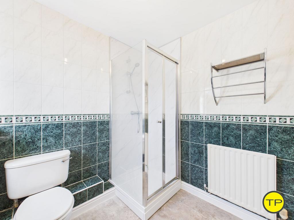 Ensuite to main bedroom