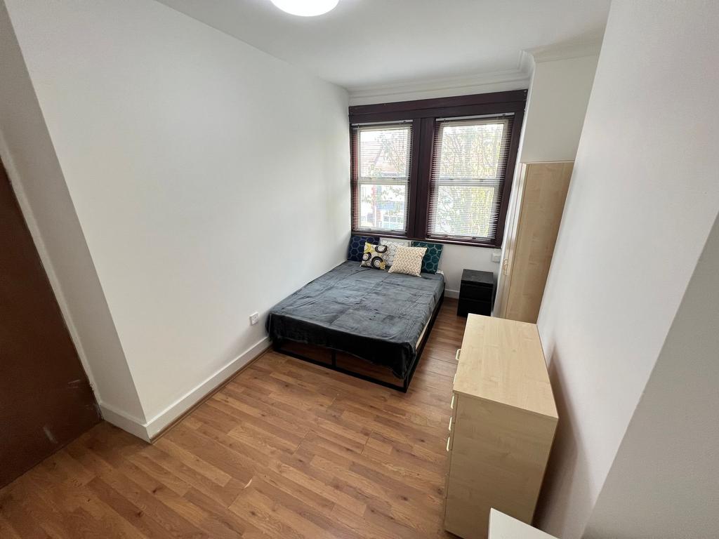 Bright and tidy double bedroom featuring a comf...