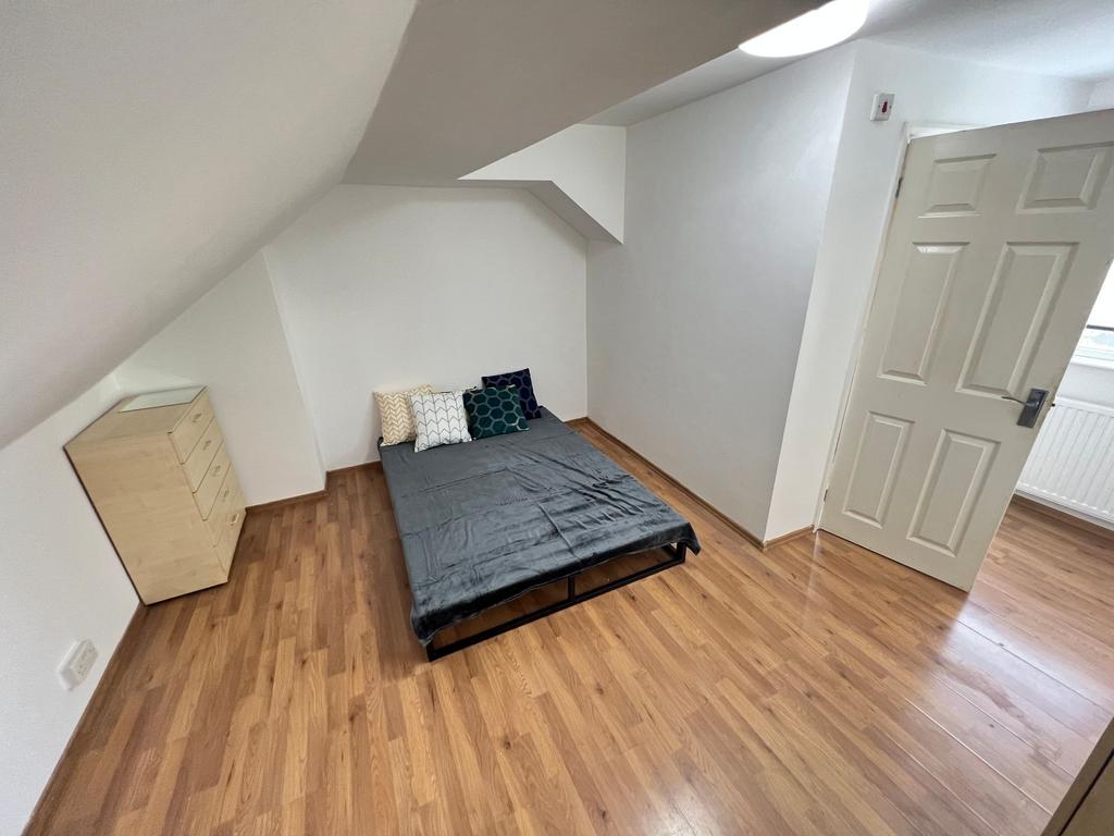 A neat and well-maintained single bedroom featu...