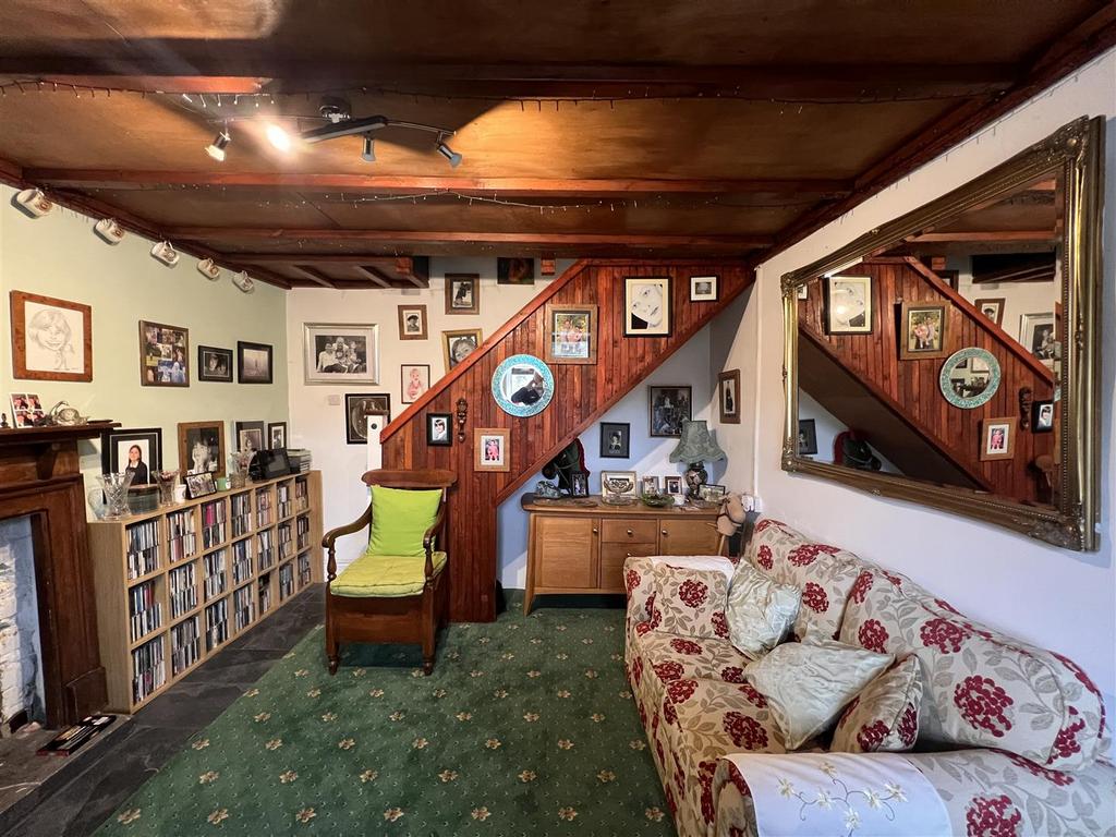 Living Room Cottage2.JPG