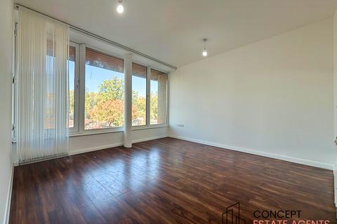 3 bedroom apartment to rent, London Road, Mitcham, Surrey, CR4