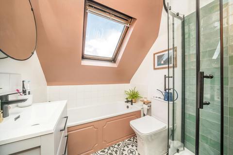 Flat E, 57 Cranes Park, Surbiton, KT5 8AS