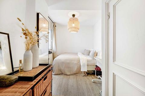 2 bedroom flat for sale, Hatherley Grove, London W2
