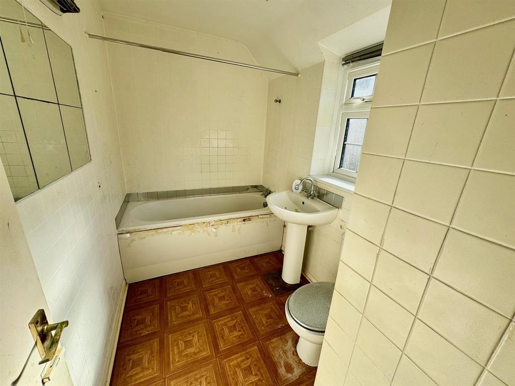 Bathroom 2.jpg