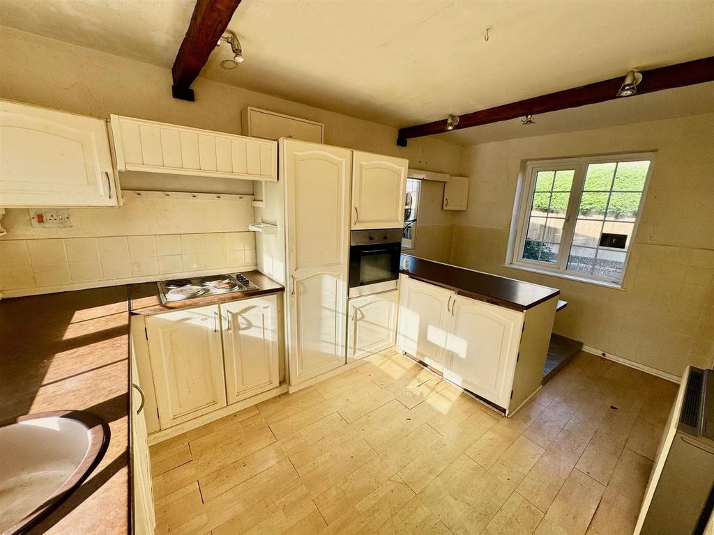 Kitchen 2.jpg