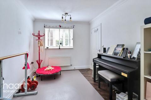 15 Bell Meadow, Hingham, Norwich, NR9 4HT