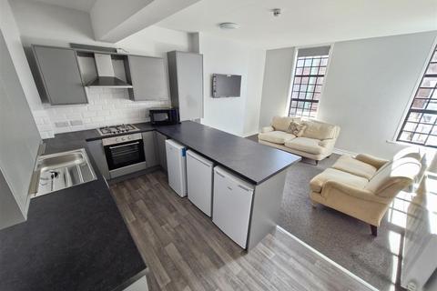 5 bedroom flat to rent, *£110pppw excluding bills* 5 Bed Apartment BATH INN - NG3 1JE