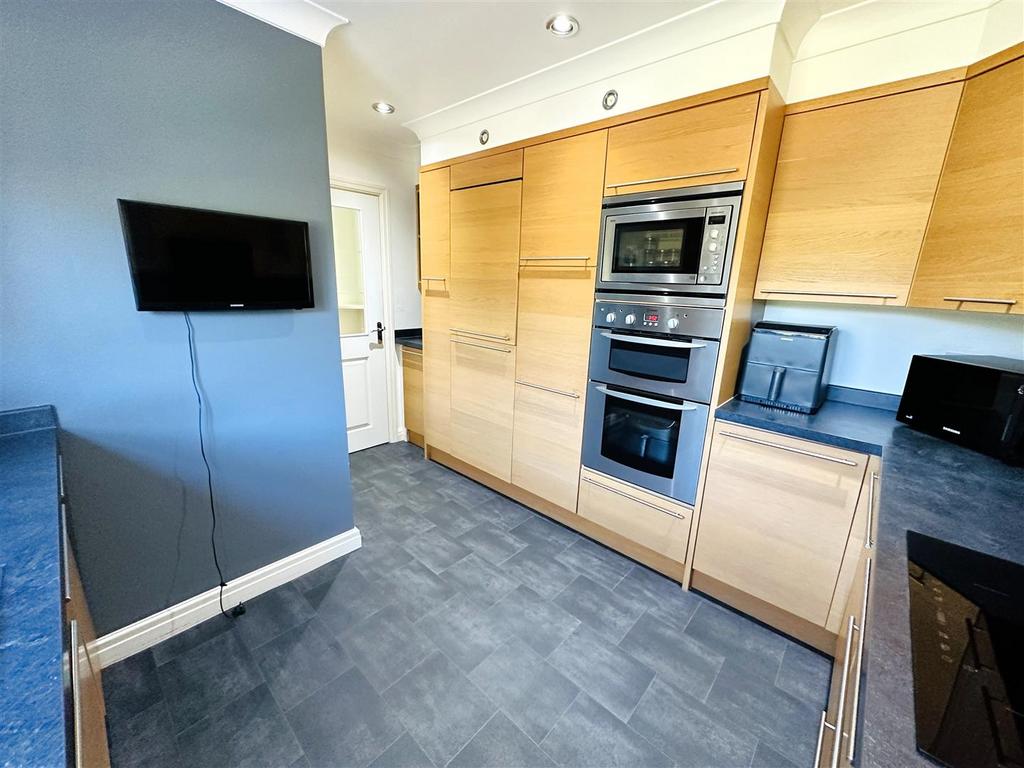 Kitchen 2.jpg