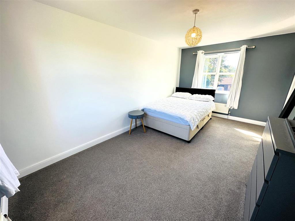 Bed 2.jpg