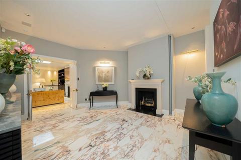 4 bedroom flat to rent, Pont Street, London SW1X