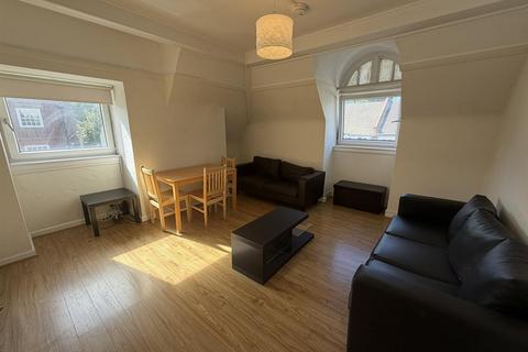 3 bedroom apartment to rent, Lodge Road, London
