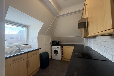 3 bedroom apartment to rent, Lodge Road, London