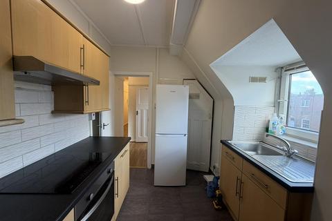 3 bedroom apartment to rent, Lodge Road, London