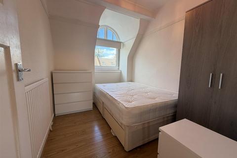 3 bedroom apartment to rent, Lodge Road, London