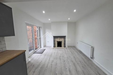 4 bedroom terraced house to rent, Hawthorne Avenue, Batley