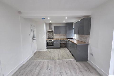 4 bedroom terraced house to rent, Hawthorne Avenue, Batley