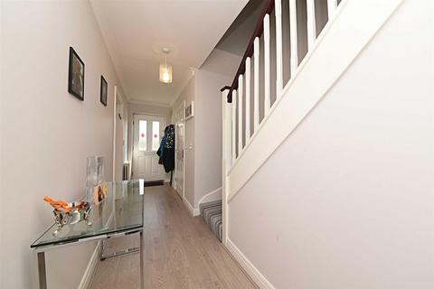 15 Tiverton Way, London, NW7 1GE