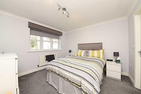 15 Tiverton Way, London, NW7 1GE