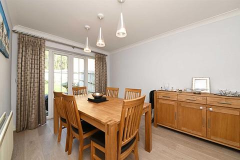 15 Tiverton Way, London, NW7 1GE