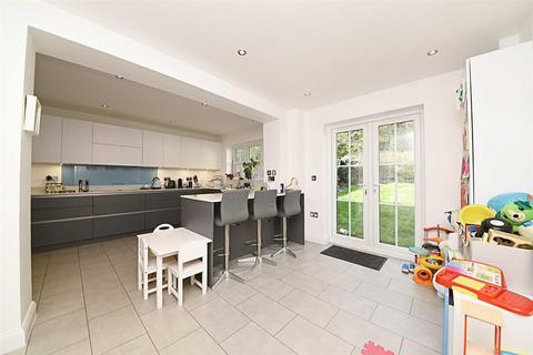 15 Tiverton Way, London, NW7 1GE