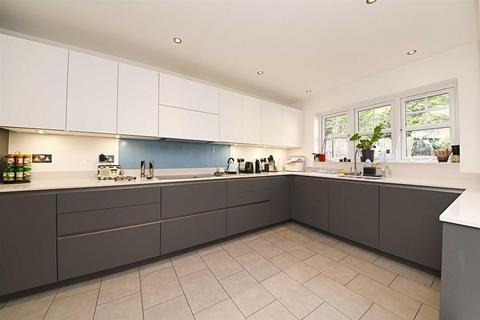 15 Tiverton Way, London, NW7 1GE