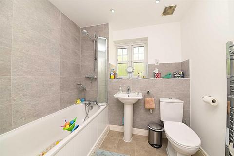 15 Tiverton Way, London, NW7 1GE