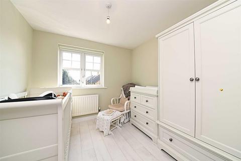 15 Tiverton Way, London, NW7 1GE