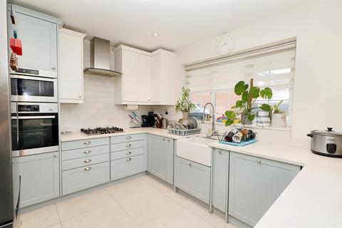 10 Meryfield Close, Borehamwood, WD6 4PL