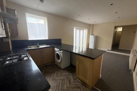 2 bedroom maisonette to rent, Romford Road, London