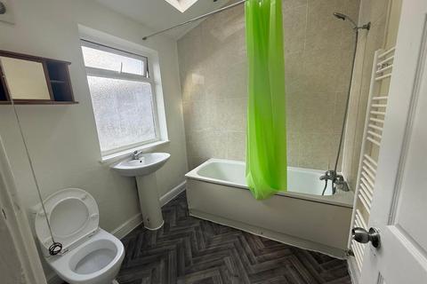 2 bedroom maisonette to rent, Romford Road, London
