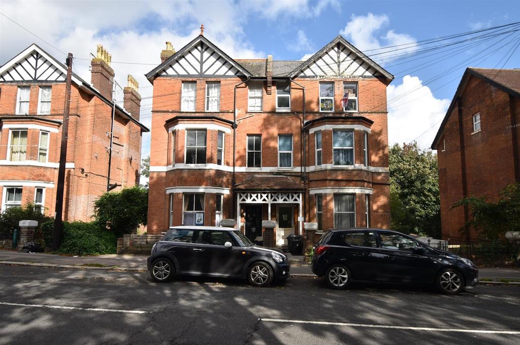 London Road, St Leonards-On-Sea TN37 2 bed flat for sale - £180,000