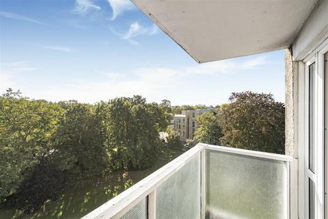 2 bedroom apartment for sale, Basinghall Gardens, Sutton