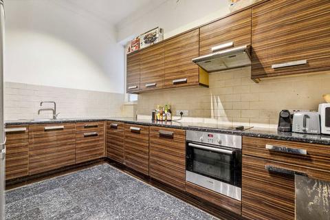 4 bedroom flat to rent, Earl's Court Square, London SW5