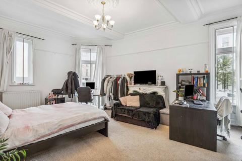 4 bedroom flat to rent, Earl's Court Square, London SW5