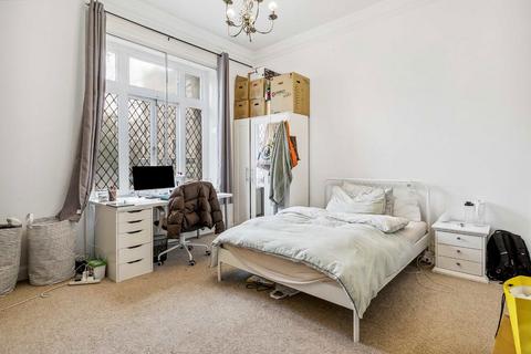 4 bedroom flat to rent, Earl's Court Square, London SW5